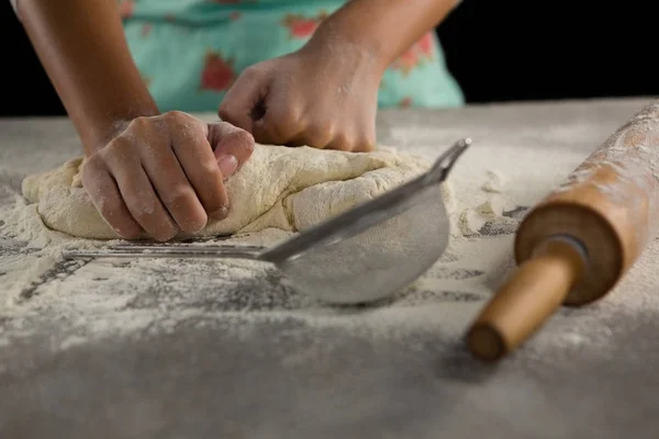 Mujer amasando una masa — Foto de Stock