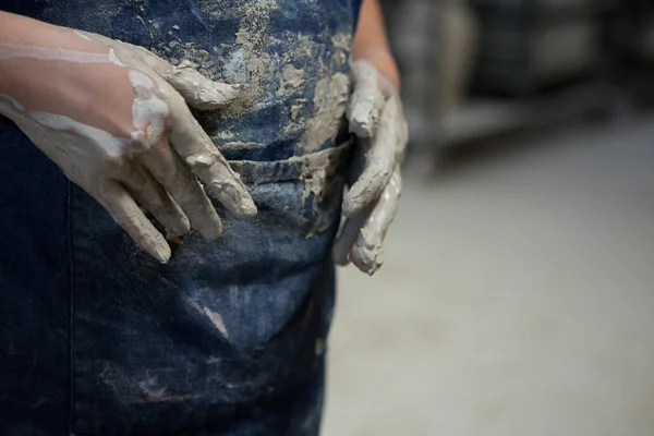 Dívka s muddy rukou — Stock fotografie