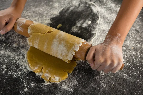 Mano de masa para hornear con rodillo — Foto de Stock