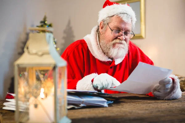 Jultomten läser ett brev — Stockfoto