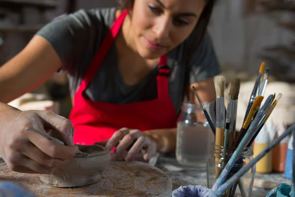 Kvinnliga potter molding skål — Stockfoto