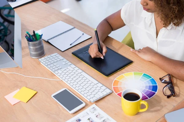 Managerin Arbeitet Ihrem Schreibtisch Büro Einem Grafik Tablet — Stockfoto