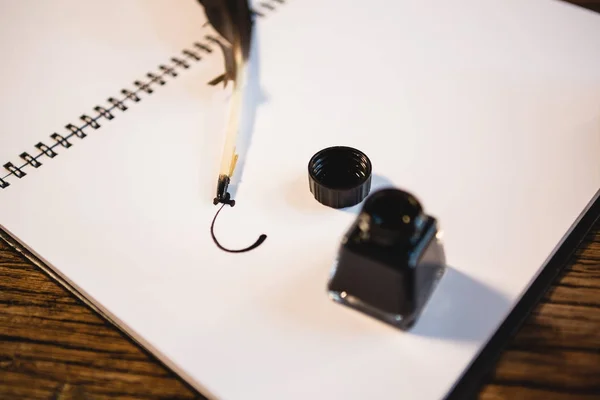 Diario y pluma pluma pluma con botella de tinta —  Fotos de Stock