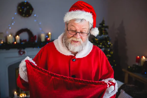 Niespodzianka Mikołaj otwierając worek prezent — Zdjęcie stockowe