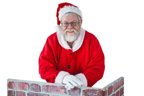 Papai Noel se apoiando na chaminé — Fotografia de Stock