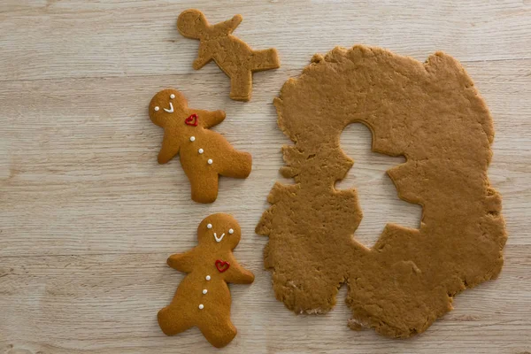 Gingerbreads と木製のテーブルの上の生地 — ストック写真