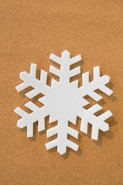 Copo de nieve blanco sobre fondo marrón —  Fotos de Stock