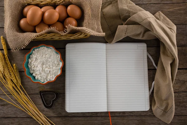 Libro, uova, farina, tagliabiscotti — Foto Stock