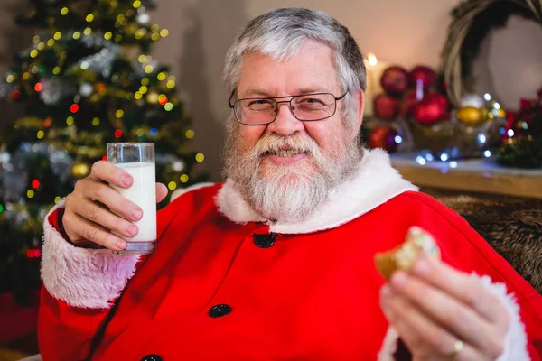 Papai Noel tendo biscoito de Natal — Fotografia de Stock
