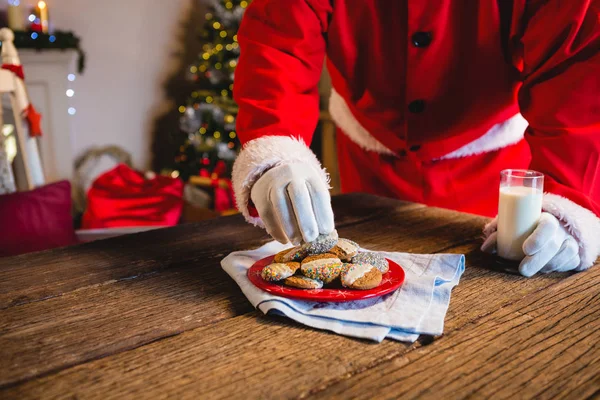 Weihnachtsmann bei der Auswahl eines Cookies — Stockfoto