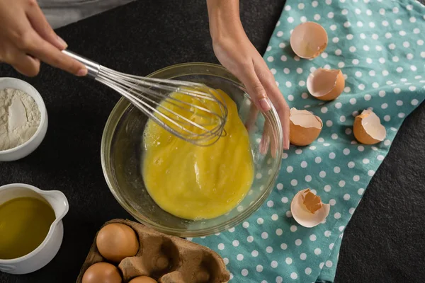 Woman beating eggs — Stock Photo, Image