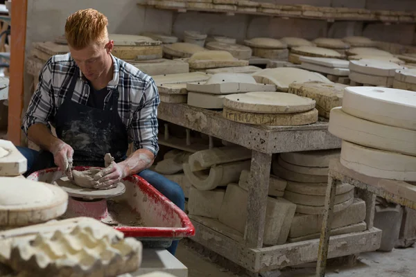 Mužské potter vytvořit hrnec — Stock fotografie