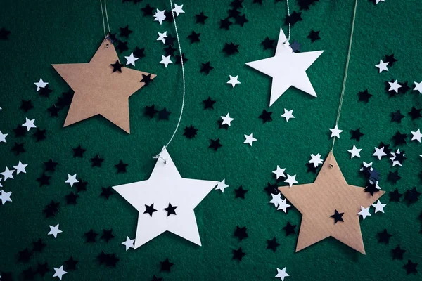 Handmade stars on green background — Stock Photo, Image