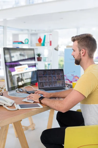 Male Executive Working Computer Desk Office — Stock Photo, Image