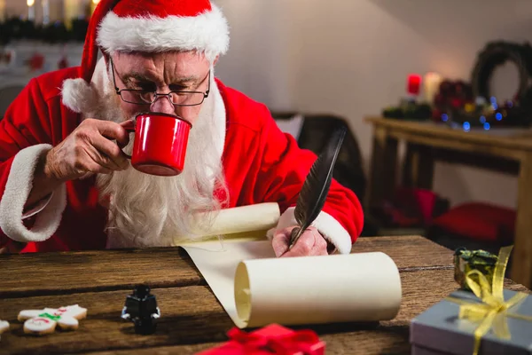 Père Noël prenant un café — Photo