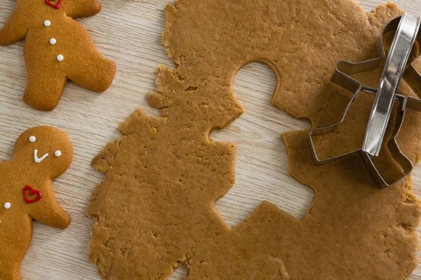 Masa de pan de jengibre con cortador de galletas — Foto de Stock