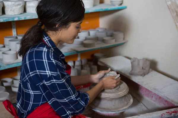Женщина-гончар, литье глины — стоковое фото