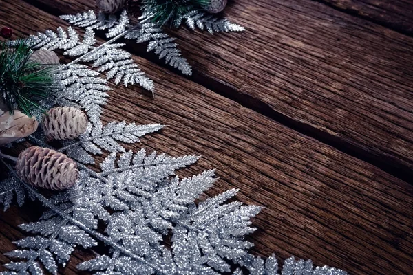 Vánoční dekorace na dřevěné prkno — Stock fotografie