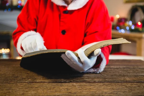 Weihnachtsmann liest Buch — Stockfoto