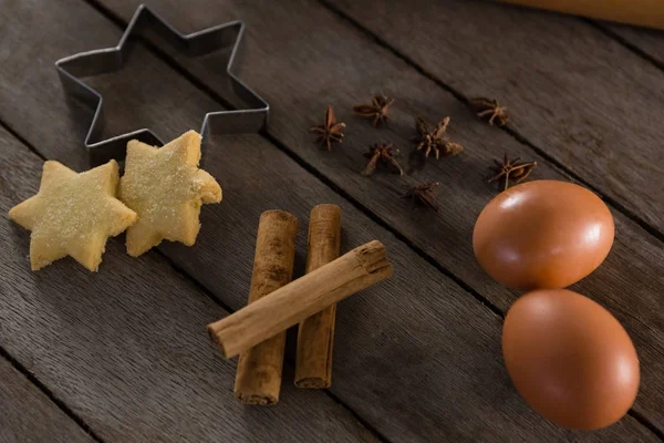 Uova, tagliabiscotti, biscotti, cannella e anice — Foto Stock