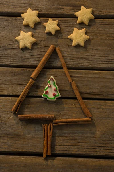 Galletas de forma de estrella por árbol de Navidad —  Fotos de Stock