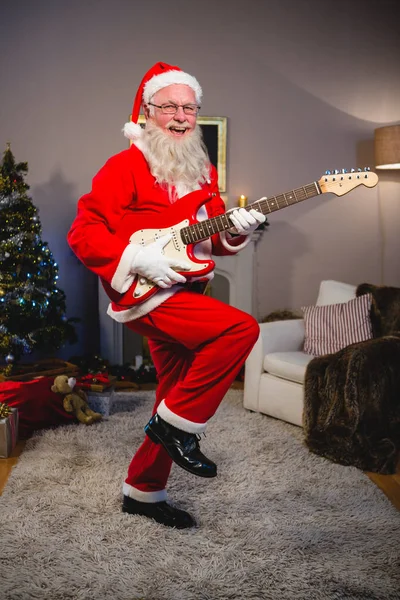 Sorrindo Papai Noel tocando uma guitarra — Fotografia de Stock