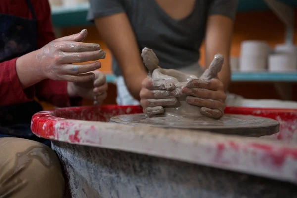 Chica trabajando en taller de cerámica — Foto de Stock