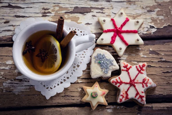 紅茶、スパイス、木の板のクッキー — ストック写真