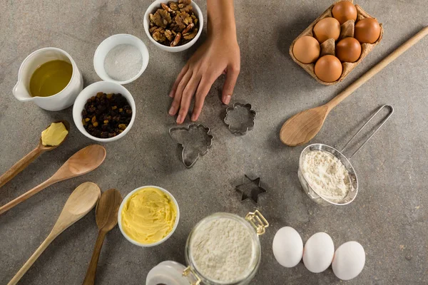 Zutaten auf einem Holztisch arrangiert — Stockfoto