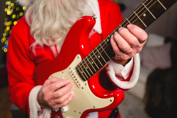 Santa claus spelar en gitarr — Stockfoto