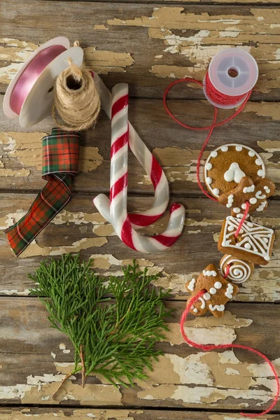 Alimentos dulces y decoraciones navideñas — Foto de Stock