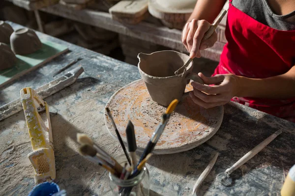 Menina trabalhando na oficina de cerâmica — Fotografia de Stock