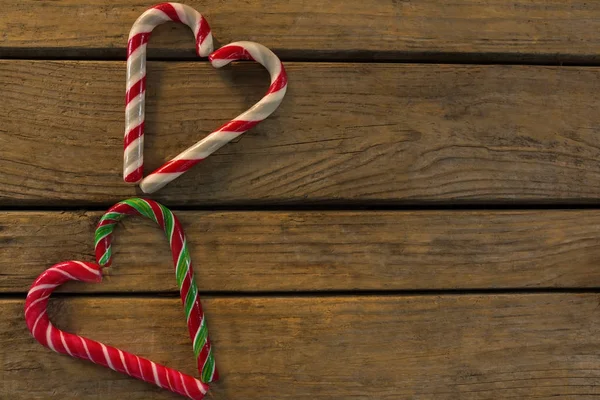 Candy canes arranged in heart shape — Stock Photo, Image