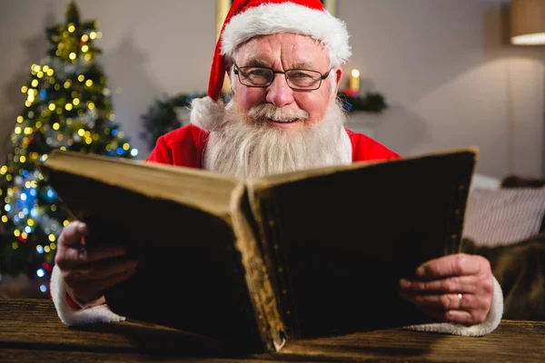 Jultomten läsa bok — Stockfoto