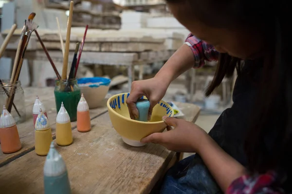 Girl decorating painting bowl — Stock Photo, Image