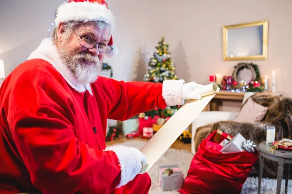 Papai Noel segurando o pergaminho — Fotografia de Stock