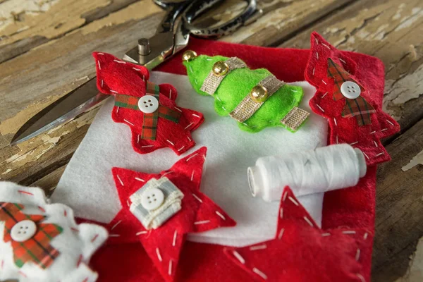 Alberi di Natale fatti a mano e materiale artigianale — Foto Stock