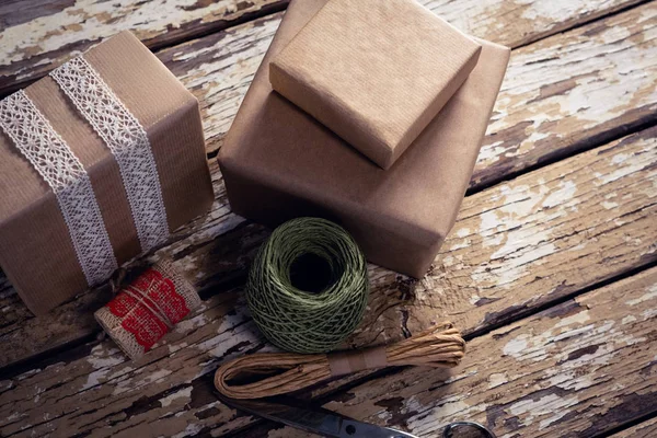 Подарочные коробки с упаковочным материалом — стоковое фото
