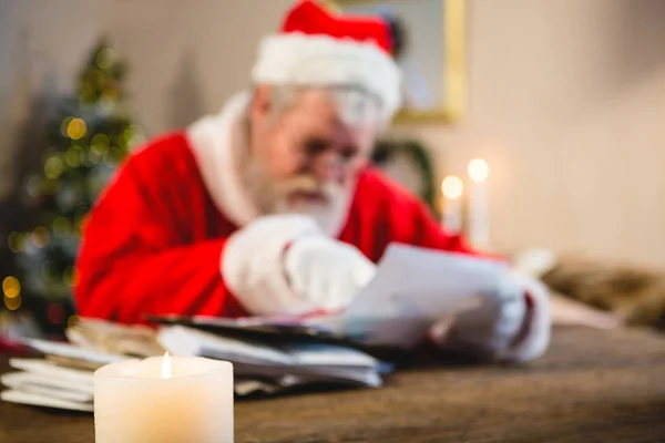 Kerstman leest een brief voor — Stockfoto