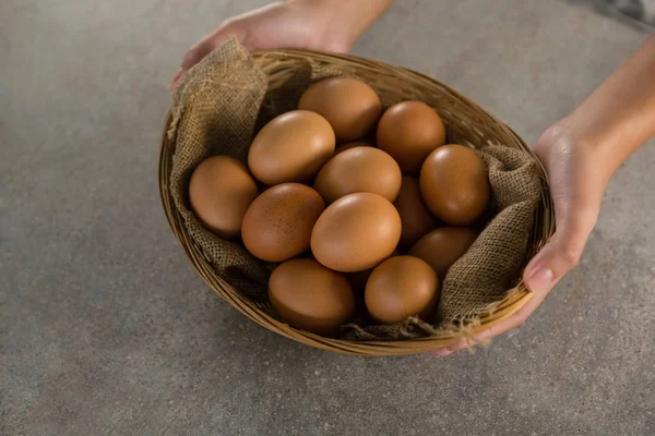 Kahverengi yumurtaları sepetle tutan kadın — Stok fotoğraf