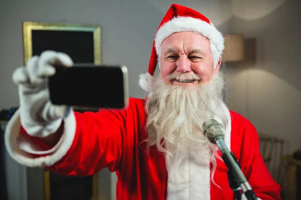 Weihnachtsmann macht Selfie vom Handy — Stockfoto