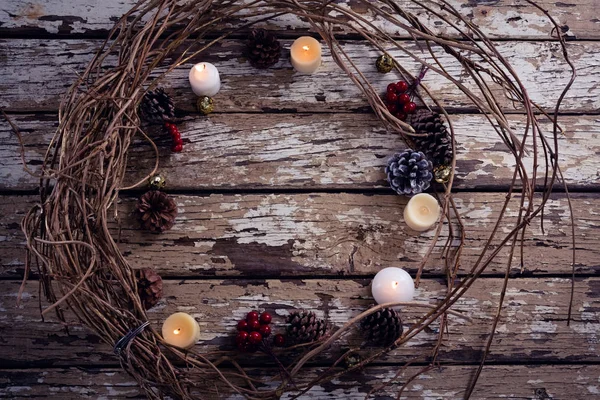 Aangestoken kaarsen en decoratie van Kerstmis — Stockfoto