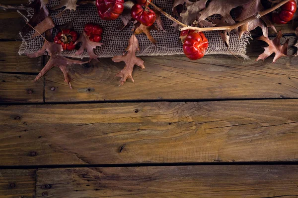 Suché listí a jmelí na dřevěné prkno — Stock fotografie