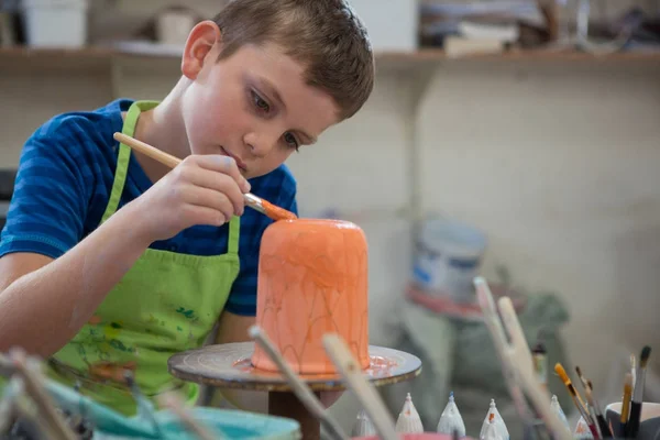 Boy Malování misku v porcelánu — Stock fotografie