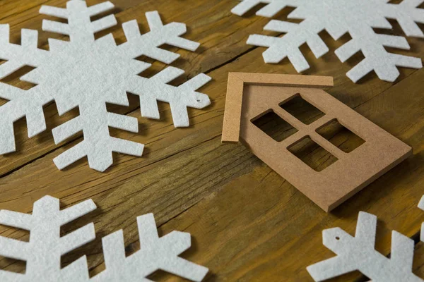 Huis met sneeuw vlok decoratie — Stockfoto