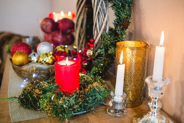 Décoration de Noël sur table en bois — Photo