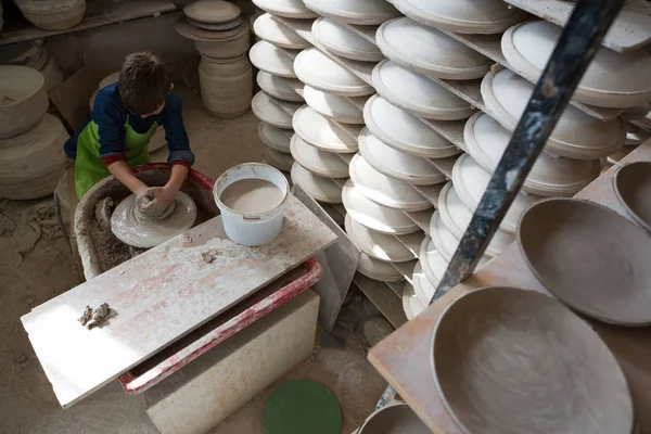 Chico haciendo una olla — Foto de Stock