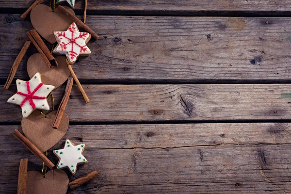 Paus de canela, biscoitos e decoração de Natal — Fotografia de Stock