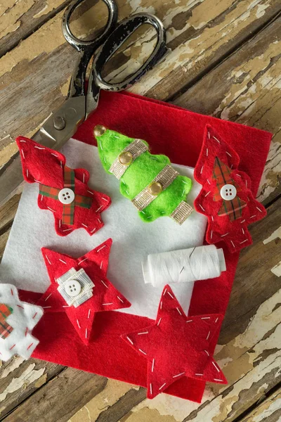 Árboles de Navidad hechos a mano y material artesanal — Foto de Stock