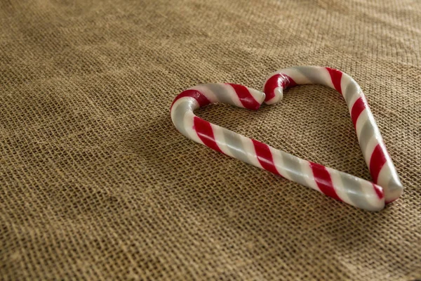 Corazón en forma de bastón de caramelo en la tela — Foto de Stock